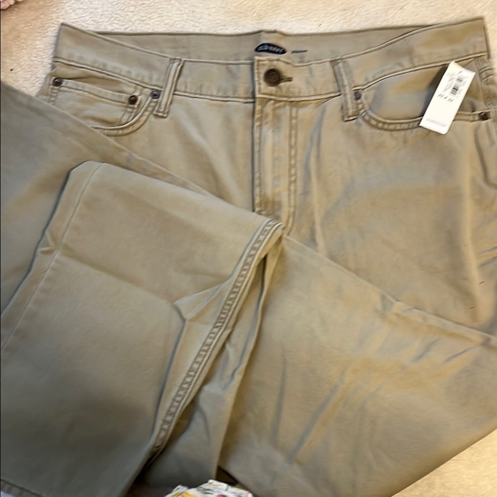 Men’s Old Navy Tan Relaxed Jeans with Classic Style